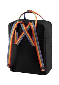 Zaino rettangolare nero con spallacci regolabili a strisce arcobaleno e maniglia superiore, visto da dietro su sfondo bianco.