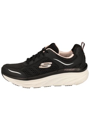 Zapatilla Skechers D'LUX WALKER en blanco y negro, con parte superior de malla, cierre de cordones, suela gruesa acolchada y logo de la marca en el lateral.