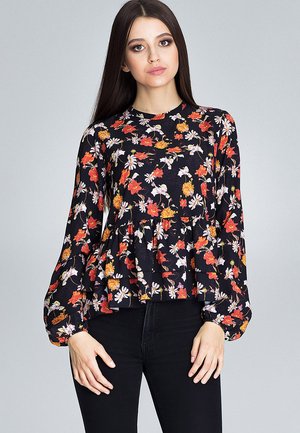 Bluzka w kwiaty z peplum i długimi puffymi rękawami, z czarnym tłem zdobionym czerwonymi, pomarańczowymi i białymi kwiatami, wykonana z lekkiego materiału.