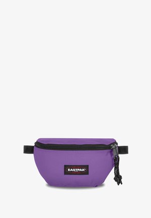 Violetti Eastpak vyölaukku kestävästä kankaasta, jossa on musta vetoketjusuljin ja etupuolella logo.