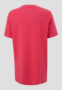 Rode katoenen t-shirt met korte mouwen, een ronde hals en een zachte textuur. De achterkant is simpel zonder zichtbare patronen of details.