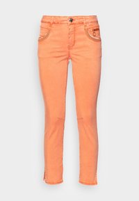 Jeans en denim orange slim fit avec une poche zippée et des couture décoratives. Comprend une fermeture à bouton et une légère effilochure à l'ourlet.