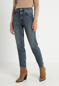 Höga blå denimjeans med rak skärning, med en urtvättad finish, klassisk femficksdesign och diskreta stygn.