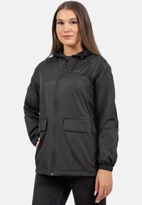 Giacca leggera nera con cappuccio, chiusura con zip frontale, polsini elasticizzati e due tasche anteriori. Realizzata in un materiale liscio e resistente all'acqua.