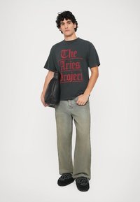 Aries PROJECT TEE UNISEX  - Trükipildiga T-särk - black