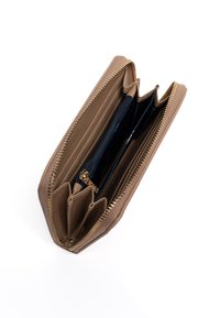 Brązowy skórzany portfel z złotym zamkiem błyskawicznym, z wieloma przegrodami i gładką teksturą. Wnętrze wykończone jest granatowym materiałem.