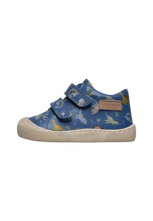 Chaussure en cuir bleu avec des motifs de dinosaure, dotée de deux bandes velcro, d'une semelle en caoutchouc crème et de détails texturés autour du bord.