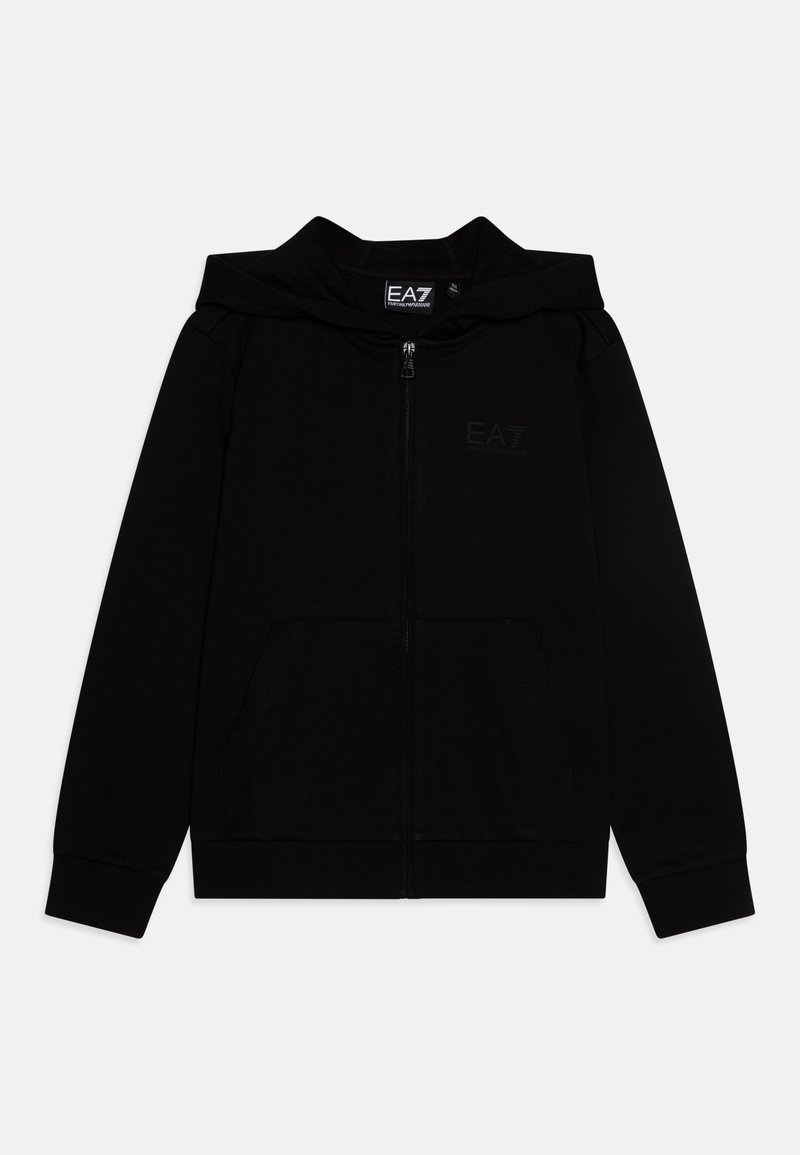 Juodas zip-up džemperis, pagamintas iš minkštos medžiagos, su dideliu kapišonu, priekinėmis kišenėmis ir subtiliu logotipu ant krūtinės. Pūkuoti rankogaliai ir apačia.