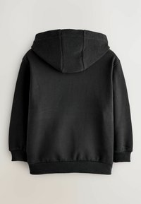 Sudadera negra de manga larga con capucha texturizada, puños acanalados y dobladillo, mostrada desde la parte posterior sobre un fondo claro.