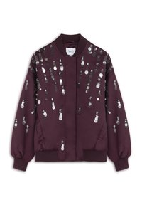 Chaqueta bomber color burdeos con lentejuelas en patrones plateados y negros. Cuenta con puños y dobladillo acanalados, cierre con cremallera y bolsillos laterales.