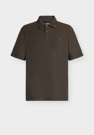 Σκούρο καφέ κοντομάνικο πόλο με δύο κουμπιά και μικρό κεντημένο λογότυπο στο αριστερό στήθος.