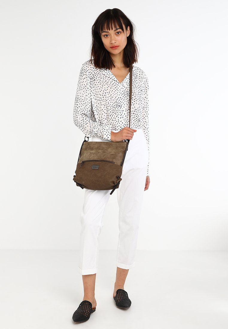 TOM TAILOR ELIN CROSS BAG Skulderveske taupe Zalando.no TOM TAILOR ELIN Skulderveske beige Zalando.no