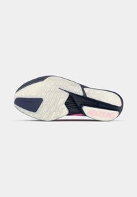 Semelle de chaussure avec bande de roulement en caoutchouc blanc et bleu foncé, motifs d'adhérence texturés, et "ADIZERO" imprimé en rose sur la zone de l'avant-pied.