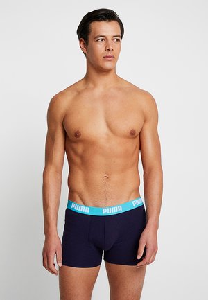 Boxers bleu marine avec une taille bleu clair arborant le logo "PUMA". Fabriqués en tissu doux et extensible pour le confort et un bon ajustement.