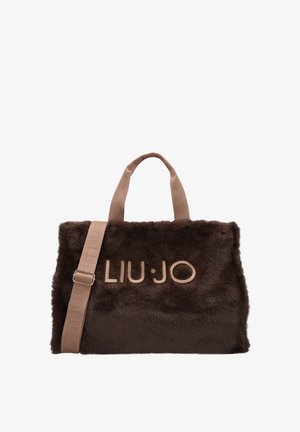 Braune weiche Handtasche aus Kunstfell mit beigen Griffen und abnehmbarem Schulterriemen, mit "LIU·JO" Logo auf der Vorderseite.