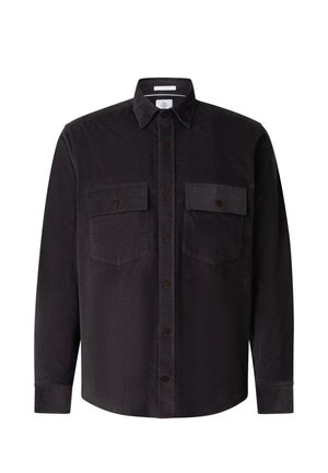 Czarna koszula na guziki z długim rękawem, wykonana z sztruksu, z ostrym kołnierzem i dwoma zapinanymi na guziki kieszeniami na piersi.