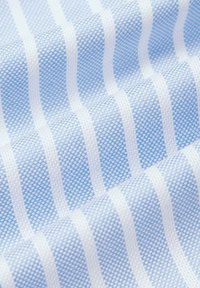 Jasnoniebieska i biała tkanina w paski z teksturowanym, siatkowym wzorem. Paski są równomiernie rozmieszczone i mają teksturę, prezentując wzór tkany.