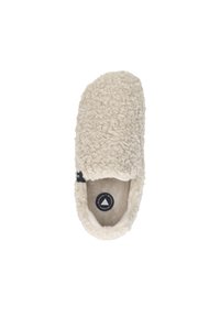 Beige, fuzzy pantoffels met een gestructureerd, zacht oppervlak. Ronde neusontwerp met een gezellige binnenkant. Zwarte label aan de zijkant. Geschikt voor binnengebruik.