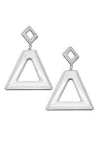 Orecchini in metallo di tonalità argento, caratterizzati da una grande forma triangolare con un taglio centrale, sospesi a un piccolo perno quadrato.