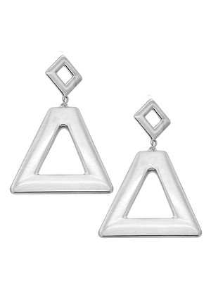 Orecchini in metallo di tonalità argento, caratterizzati da una grande forma triangolare con un taglio centrale, sospesi a un piccolo perno quadrato.