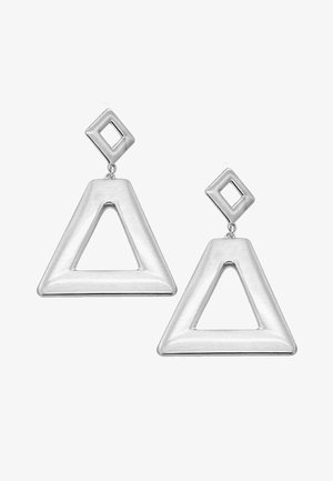 Orecchini in metallo di tonalità argento, caratterizzati da una grande forma triangolare con un taglio centrale, sospesi a un piccolo perno quadrato.