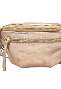 Pochette en cuir rose gold avec deux compartiments zippés dorés et des accents cousus. Texture douce, forme arrondie et design minimal.