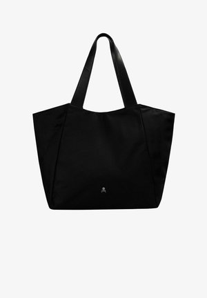 Bolso tote negro con asas anchas y un pequeño logo blanco de calavera y huesos cruzados centrado cerca de la parte inferior.