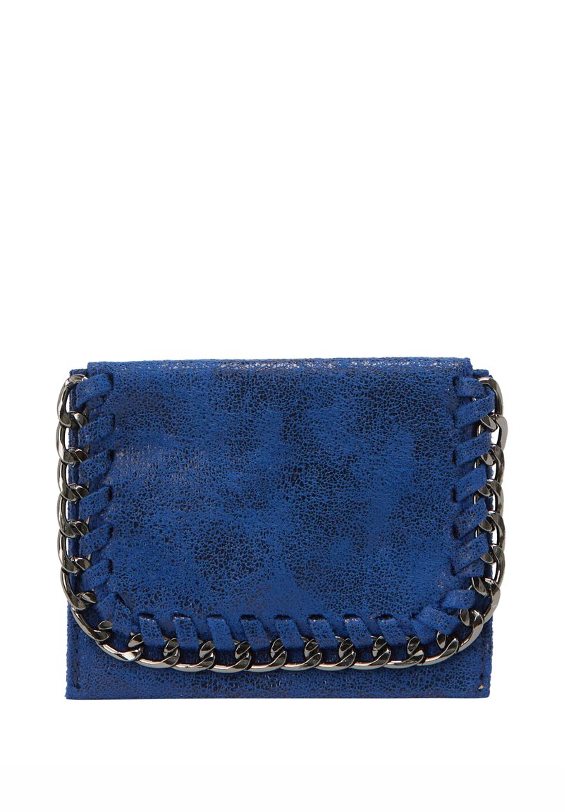 Niebieski skórzany portfel o teksturowanym wykończeniu, z metalicznym akcentem łańcuszka wzdłuż krawędzi i designem składanym.