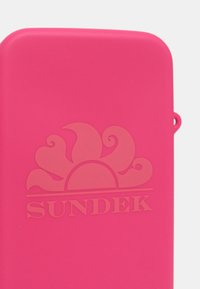 Custodia per telefono in silicone di un acceso colore rosa, caratterizzata da una superficie liscia e dal logo SUNDEK in rilievo con un design a onda. Angoli arrotondati e forma semplice.