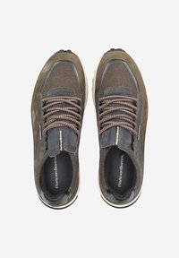 Chaussures de sport marron et grises en tissu texturé, lacets foncés, et bout renforcé noir contrastant. Dotées d'un col matelassé et d'un détail logo.