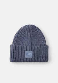 Bonnet en tricot bleu foncé avec texture côtelée, arborant une étiquette carrée UGG à l'avant et un design à revers.
