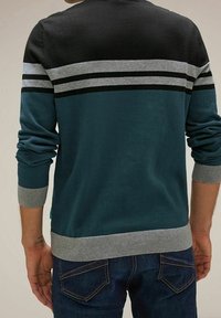 Herrtröja med en färgblockdesign i svart, grått och teal. Långa ärmar med ribbade muddar och nederkant. Slät textur, avslappnad passform.