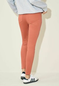 Next Skinny džíny - terracotta brown