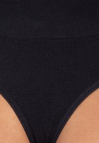 Schwarze hochgeschnittene Unterhosen aus glattem, dehnbarem Stoff mit einer subtilen Textur und sauberen, nahtlosen Kanten für Komfort und Passform.