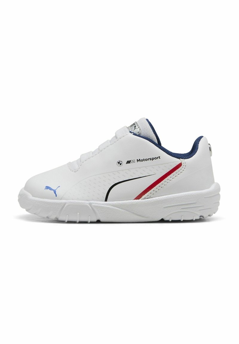 Chaussure de sport blanche avec une tige synthétique texturée, des accents bleus, des détails rouges et noirs, et une semelle en caoutchouc. Comprend un système de laçage.