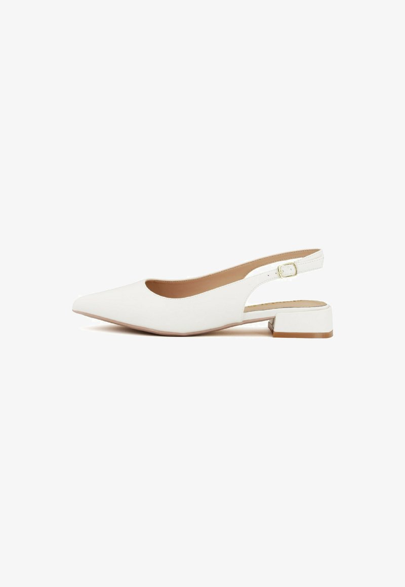 Le scarpe slingback bianche presentano una punta affusolata e un tacco quadrato basso. Realizzate in materiale liscio con un design minimal e un accento di fibbia laterale.