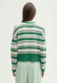 Suéter de punto cortado a rayas verdes y blancas, con detalles de calado y puños acanalados. Presenta un dobladillo sólido verde.