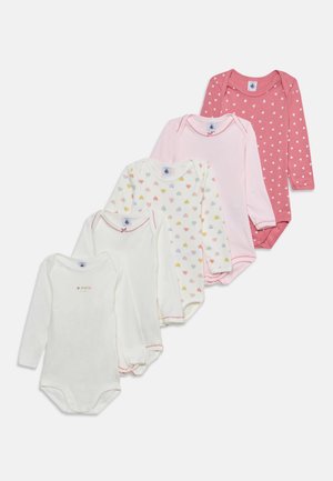 Fem langærmede babybodyer i pink, hvid og med små farverige hjerter, arrangeret side om side på en hvid baggrund.