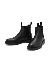 Botas de tobillo de cuero negro con paneles laterales elásticos, acentos de tejido texturizado, lengüetas para tirar y una suela de goma sólida con patrones de tracción.