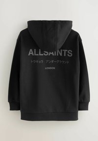 Črna kapucinska majica s  pričvrščenim napisom "ALLSAINTS" v velikih črkah, japonskim besedilom in napisom "LONDON" natisnjenim na hrbtni strani.