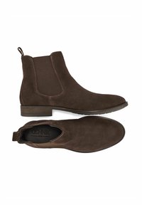 Brązowe zamszowe botki za kostkę z elastycznymi panelami bocznymi, pętlą do zakupu i niskim obcasem blokowym. Cechują się gładką fakturą i trwałą gumową podeszwą.