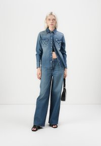 Wrangler LOOSE STRAIGHT - Wijde jeans - yosemite