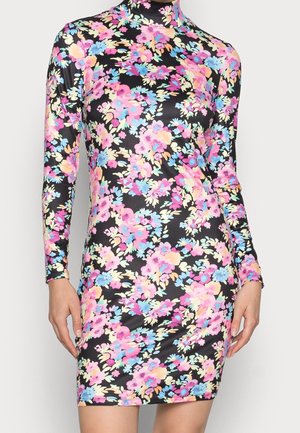 Dopasowana sukienka z długim rękawem i wysokim kołnierzem, ozdobiona kolorowym wzorem kwiatowym na czarnym tle.