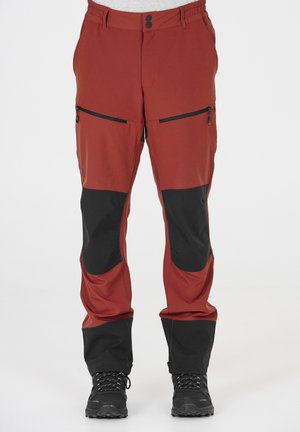 Rote und schwarze Outdoor-Hosen mit Reißverschlusstaschen, elastischem Bund, verstärkten Bereichen und schlanker Schnittform, hergestellt aus strapazierfähigem Material.