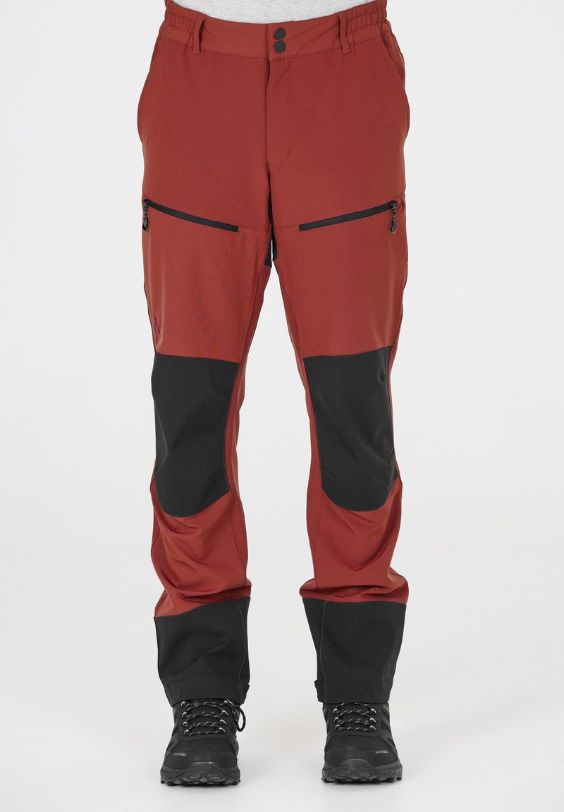 Röda och svarta utomhusbyxor med dragkedjefickor, elastisk midja, förstärkta områden och en tapered design, tillverkade av slitstarkt tyg.