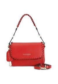 Borsa a tracolla in pelle rossa con manico a catena intrecciata, logo argentato, dettagli cuciti, tracolla staccabile e cartellino. Design elegante e strutturato.