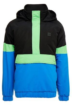 Šarena jakna na vjetar koja ima crni gornji dio, neonsko zeleni detalj i plavi donji dio. Čini se da je materijal lagan i sintetički.