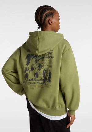 Sudadera holgada de color verde oliva con un diseño gráfico en la parte posterior, puños acanalados y capucha con cordón. Tejido suave, corte relajado.