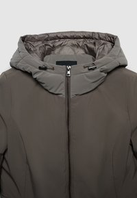 Giacca imbottita grigia con cappuccio trapuntato. Dotata di zip anteriore completa, coulisse regolabili e trama esterna liscia.