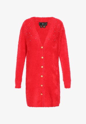 Long cardigan rouge vif en peluche, avec un col en V, six boutons dorés texturés et de petites pierres décoratives en rhinocéros près des épaules.